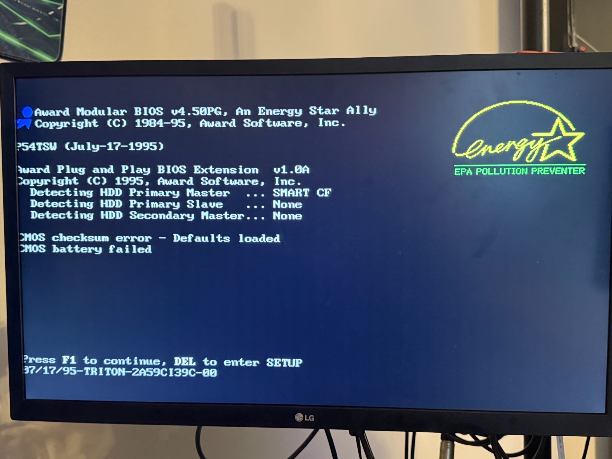 Award BIOS POST screen showing CMOS checksum error and failed battery